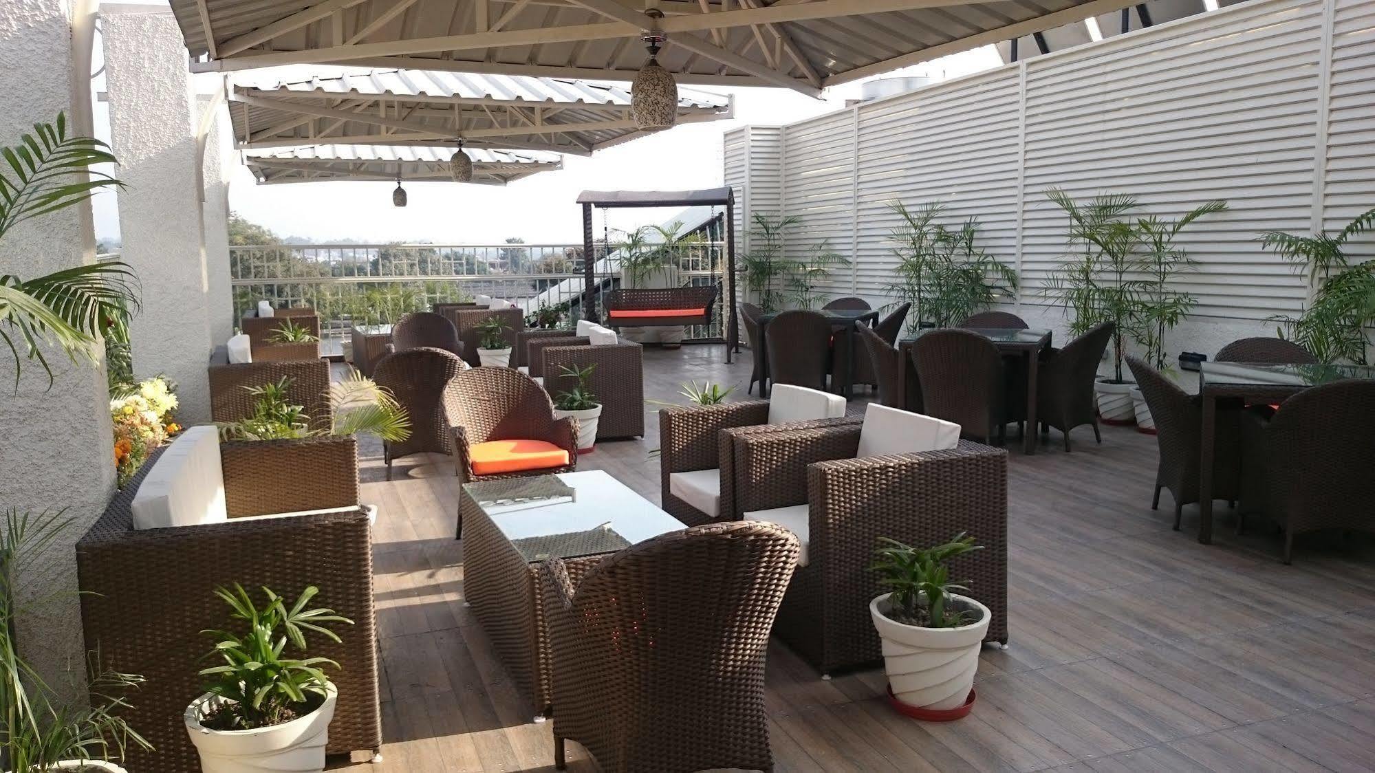 Imperial Clarks Inn Dehradun Buitenkant foto